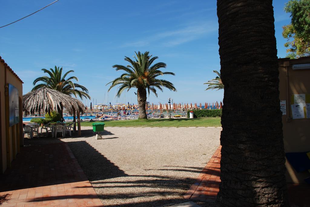 Hotel Baia Del Sole Civitavecchia Kültér fotó