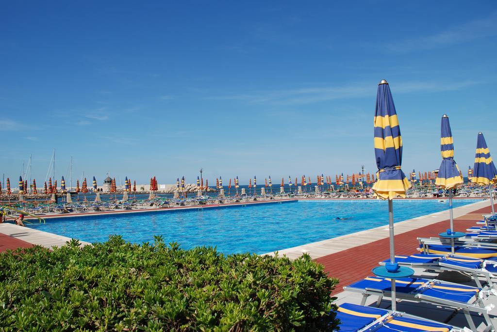 Hotel Baia Del Sole Civitavecchia Kültér fotó